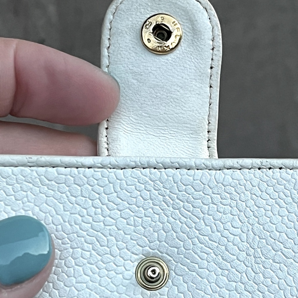 VINTAGE Caviar Timeless CC BIFOLD Wallet in White - Picture 5 of 16